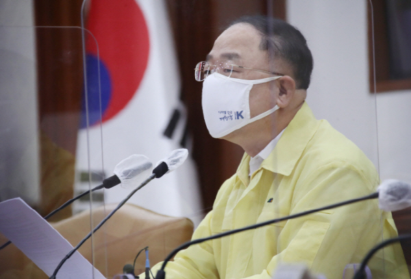 국세청, 코로나19 피해 소상공인에게 세금·보험료·공과금 납부 기한을 3개월 연장