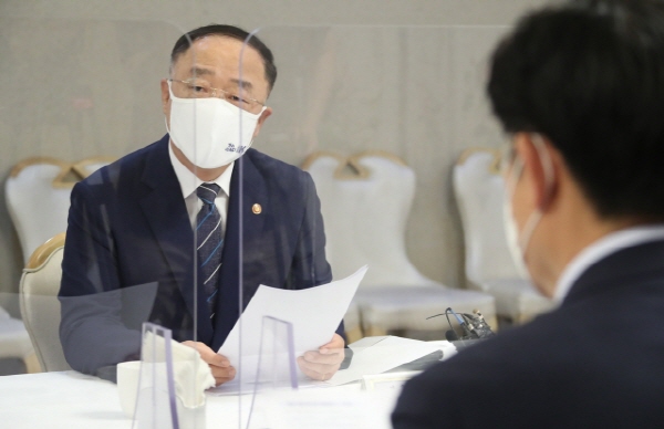 국세청, 코로나19 피해 소상공인에게 세금·보험료·공과금 납부 기한을 3개월 연장