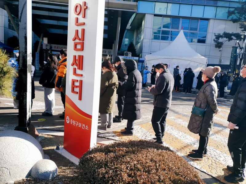 자가격리 기준 완화.. 가족 확진이라도 3차 접종했다면 격리 면제