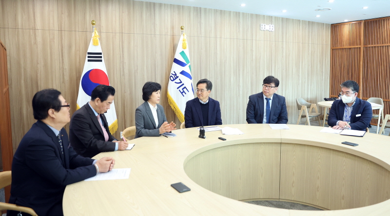 소상공인연합회 만난 김동연 지사, 건전재정보다 민생재정이 중요. 지역화폐 예산 살려야